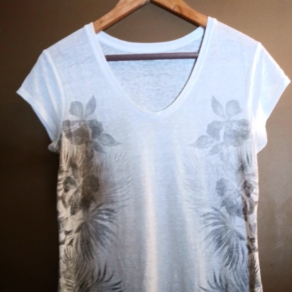 'Aloha Greeting' White and Black T-Shirt